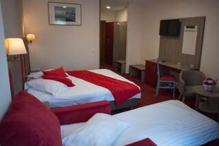 Отель Hotel Marea Neagra Синая Двухместный номер с 1 кроватью или 2 отдельными кроватями и дополнительной кроватью-1